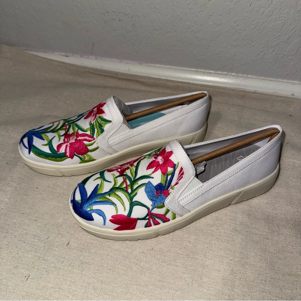 Baretraps Bonaire Embroidered Slip on sneakers